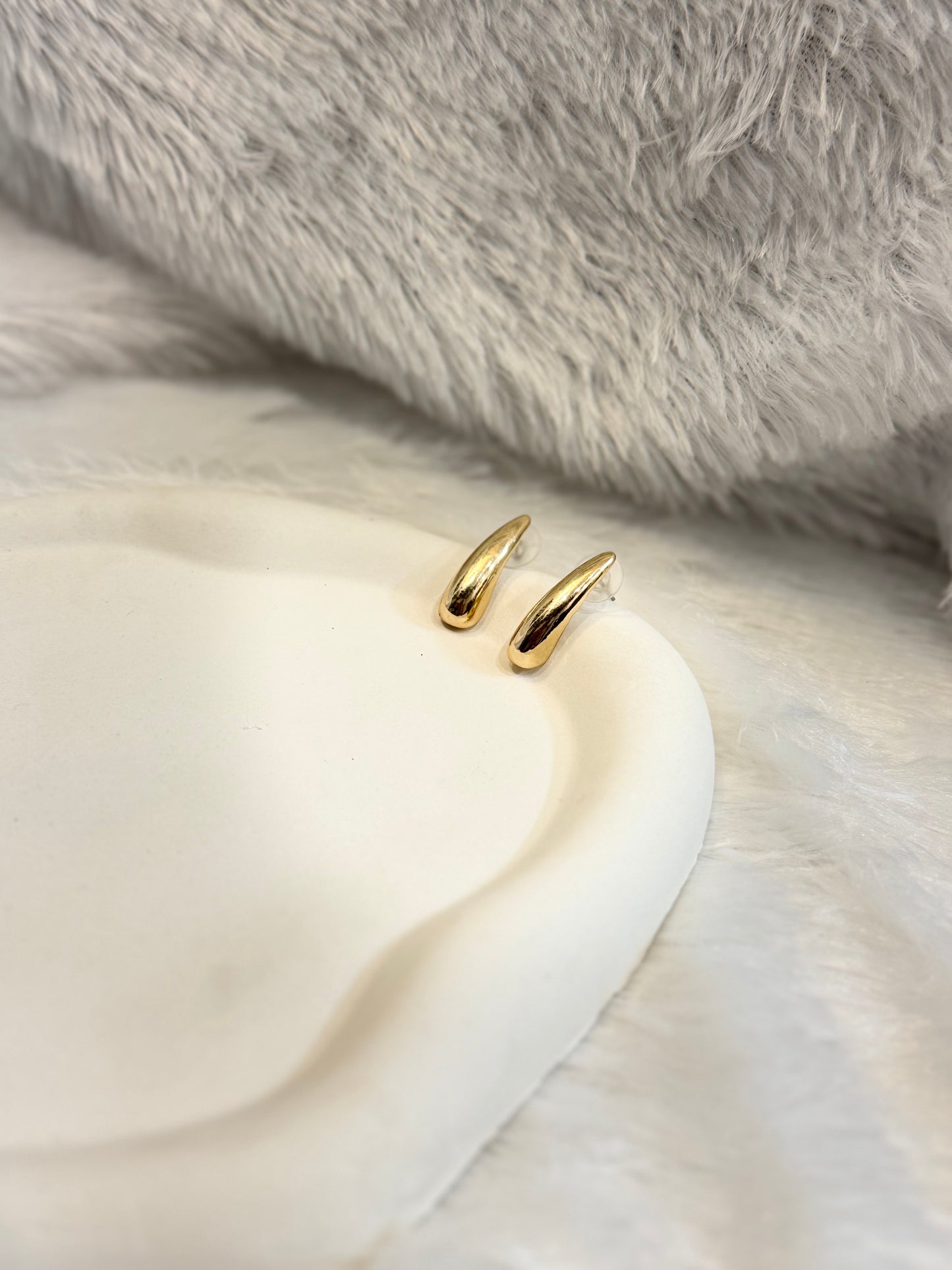 SLEEK ALMOND EARRINGS