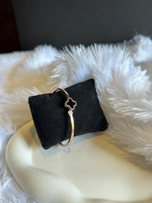 CLOVER POINT BANGLE BRACELET