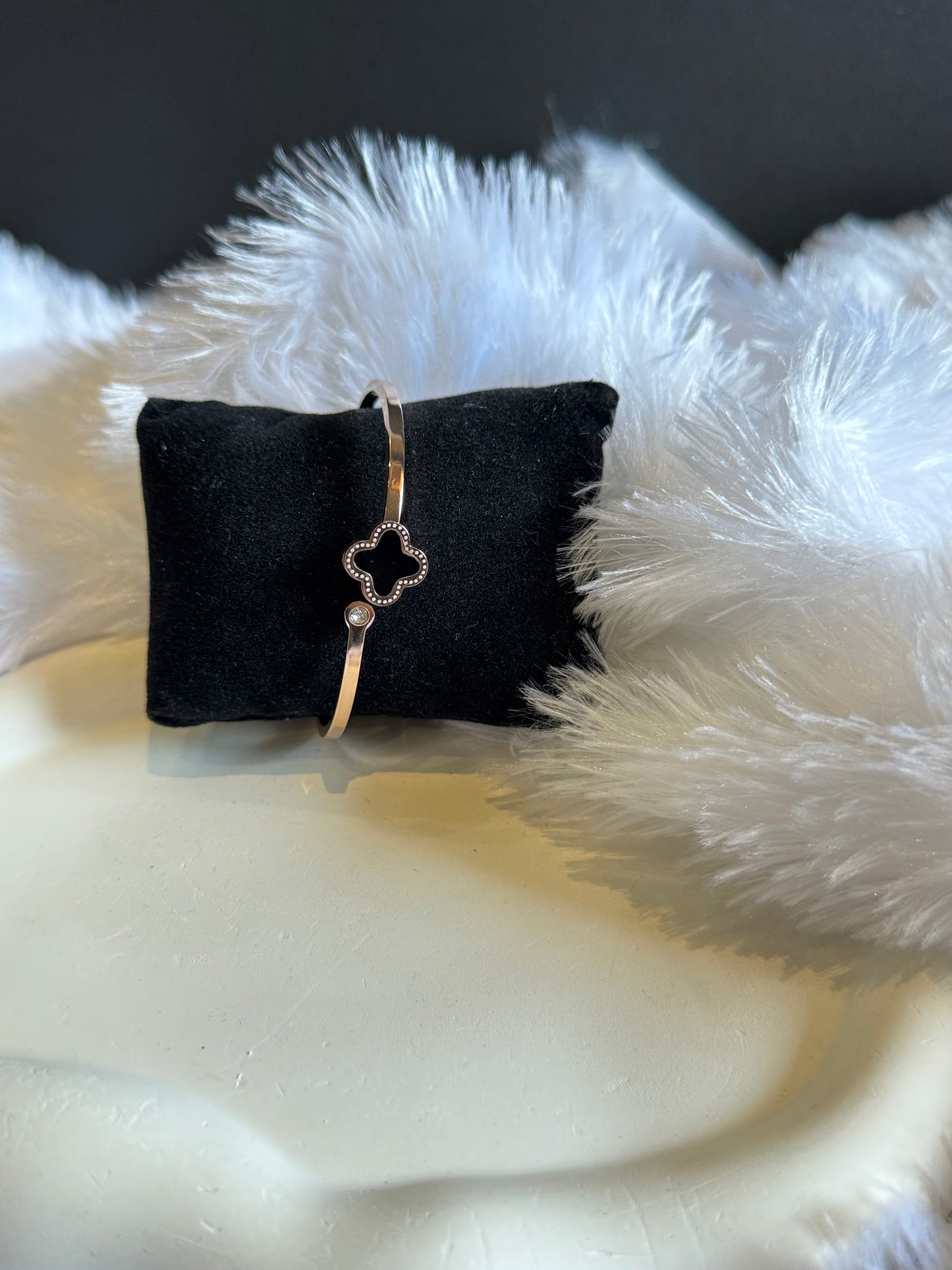 CLOVER POINT BANGLE BRACELET