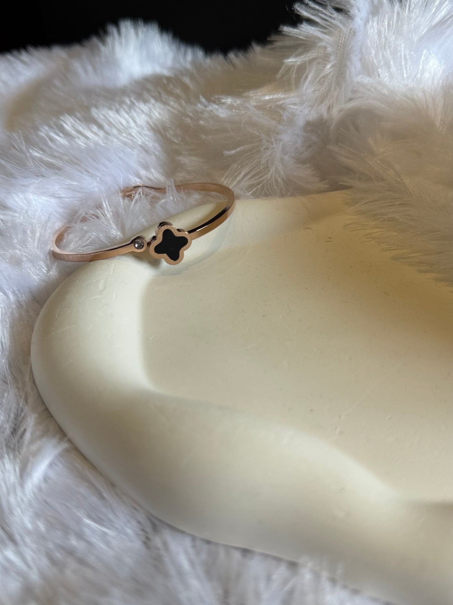 CLOVER POINT BANGLE BRACELET