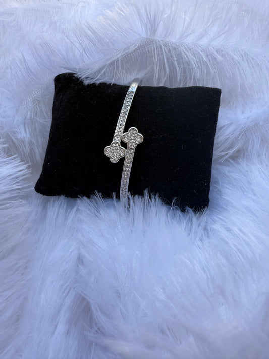 CLOVER BANGLE BRACELET