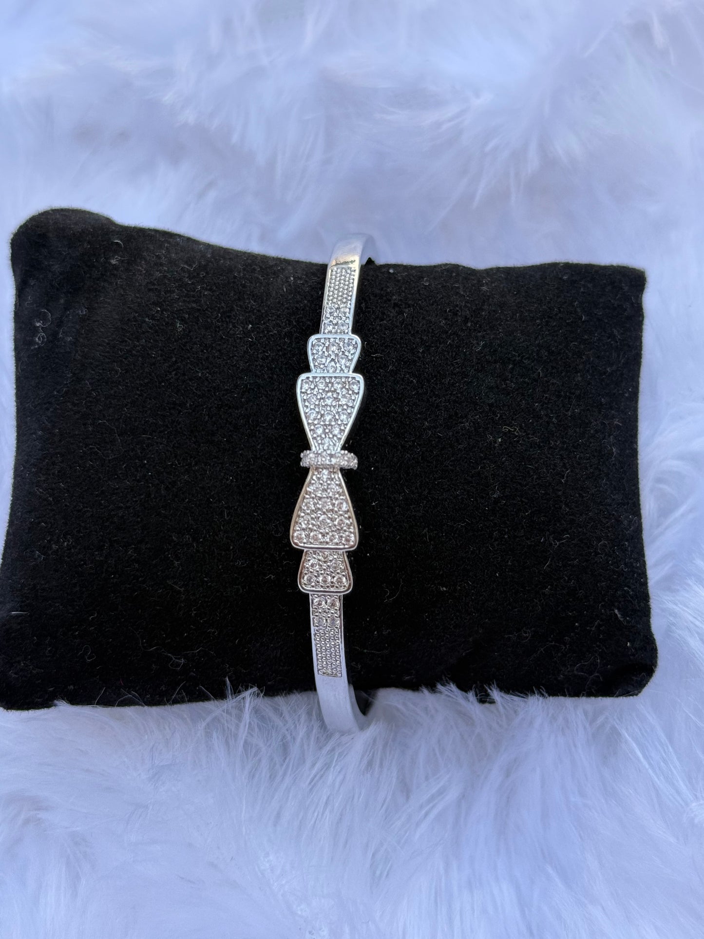 BOW BANGLE BRACELET