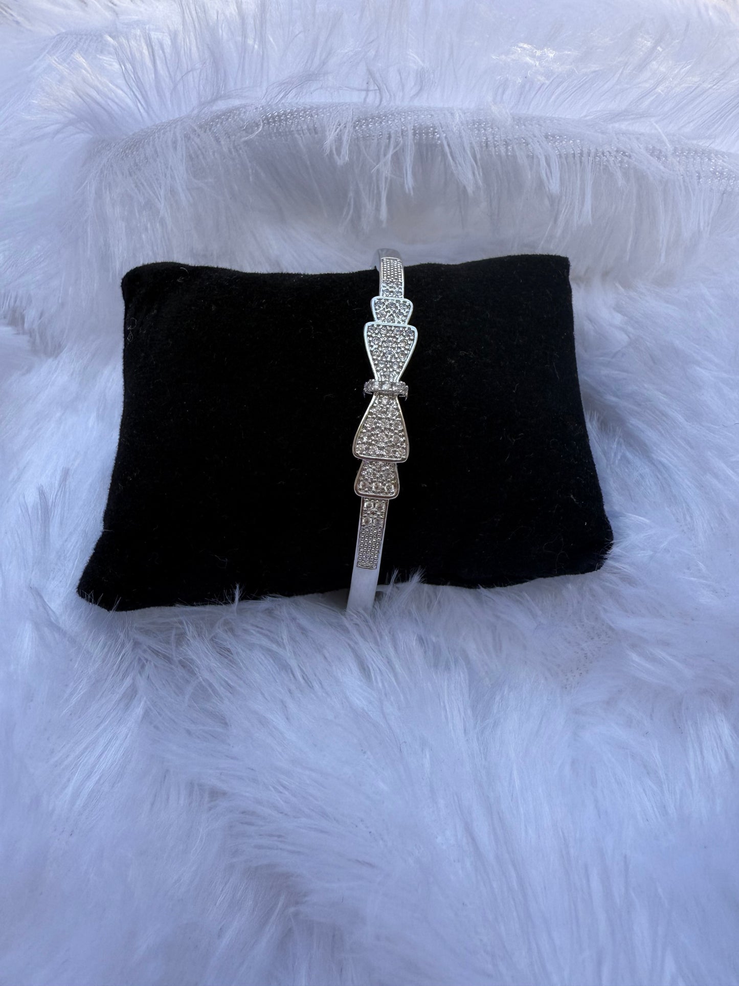 BOW BANGLE BRACELET
