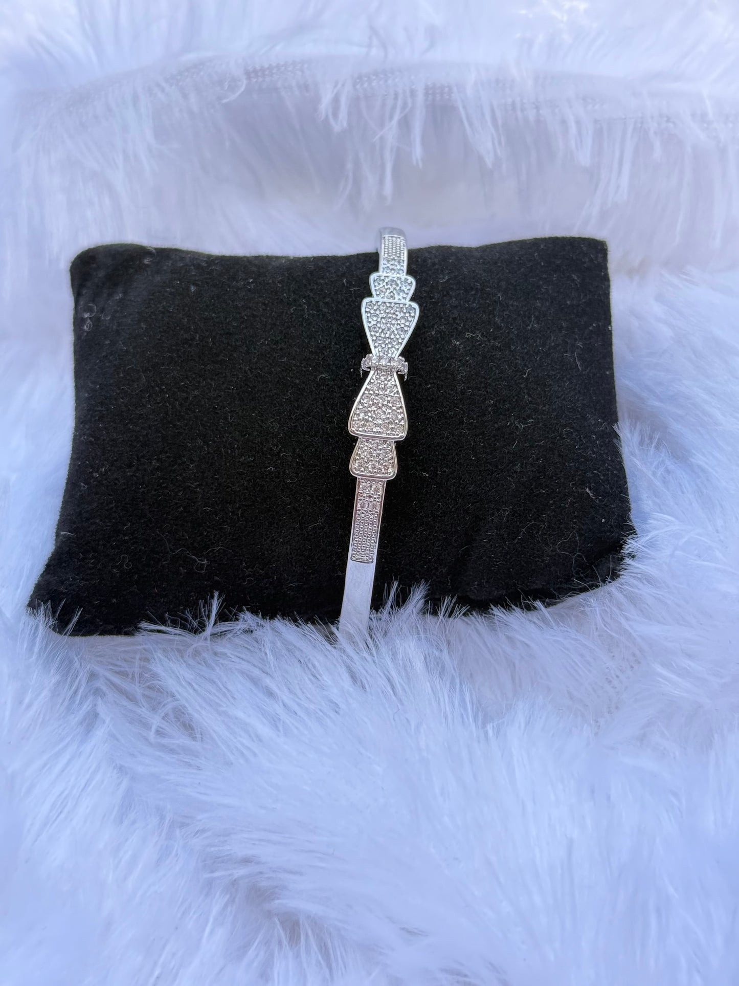 BOW BANGLE BRACELET