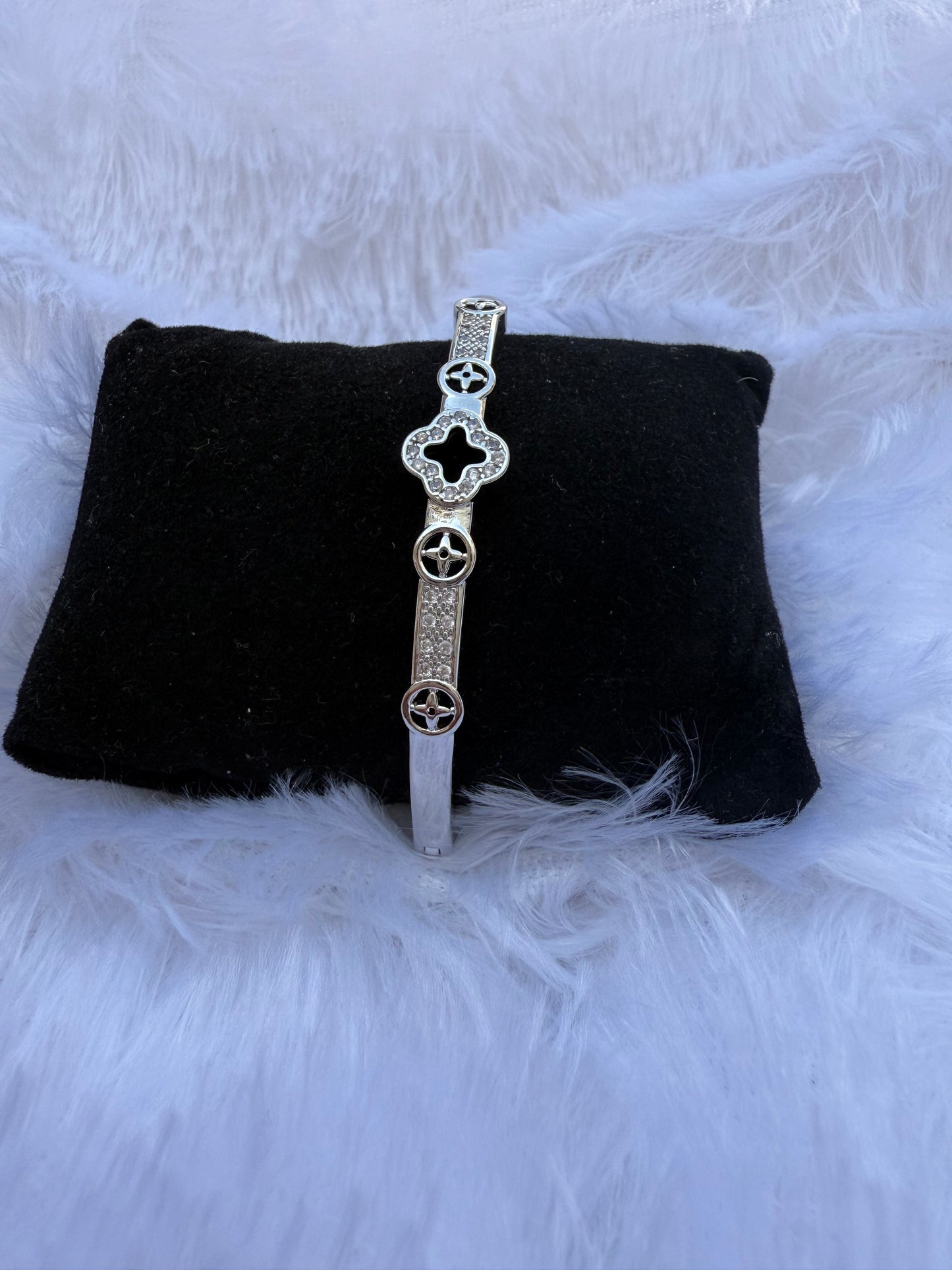 MULTI CLOVER BANGLE BRACELET