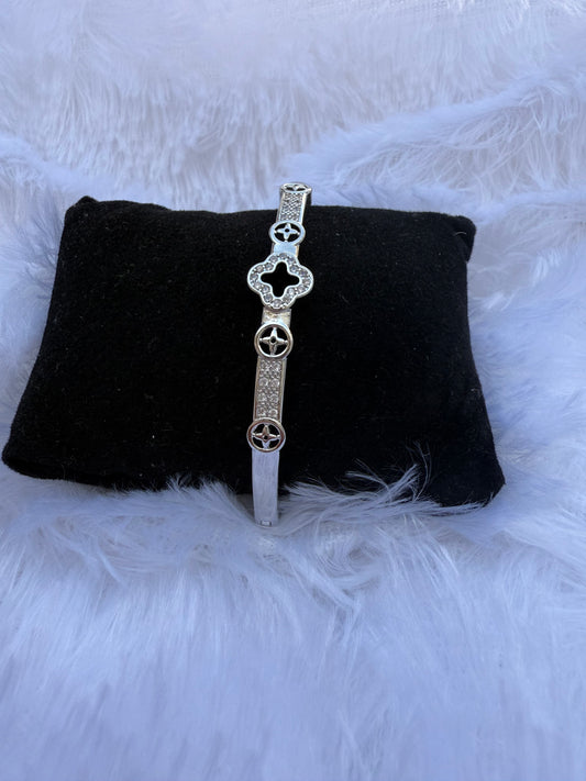 MULTI CLOVER BANGLE BRACELET
