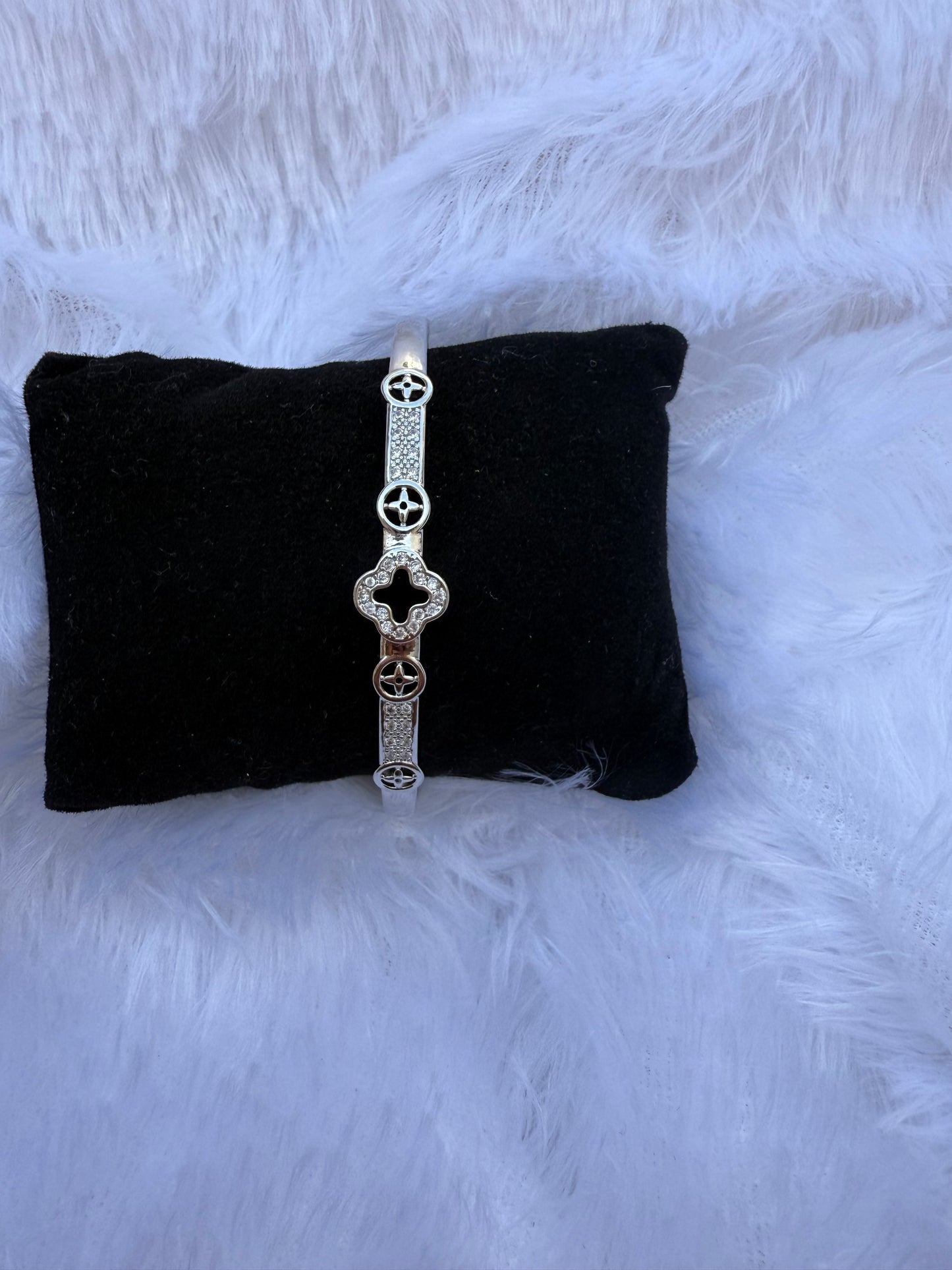 MULTI CLOVER BANGLE BRACELET